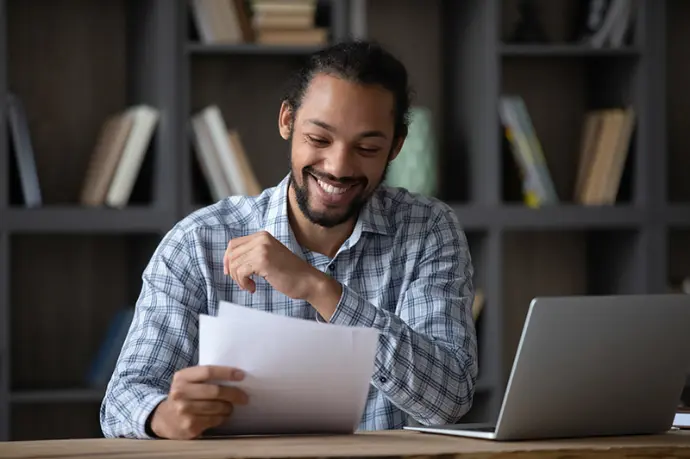 Un homme joyeux qui a obtenu son certificat